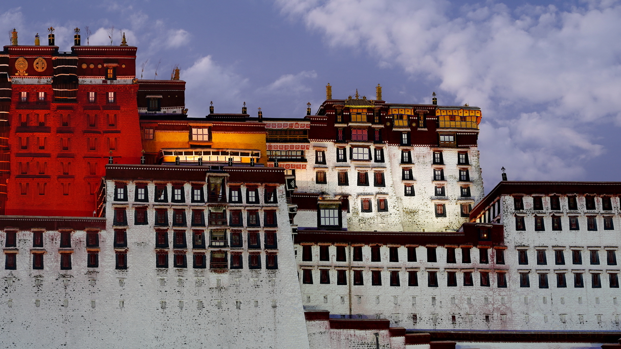 ventanas del Palacio de Potala al atardecer