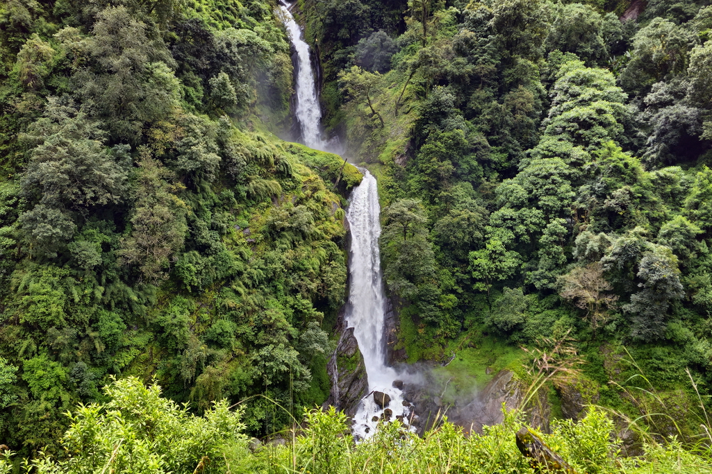 Selvas y cascada Nepal