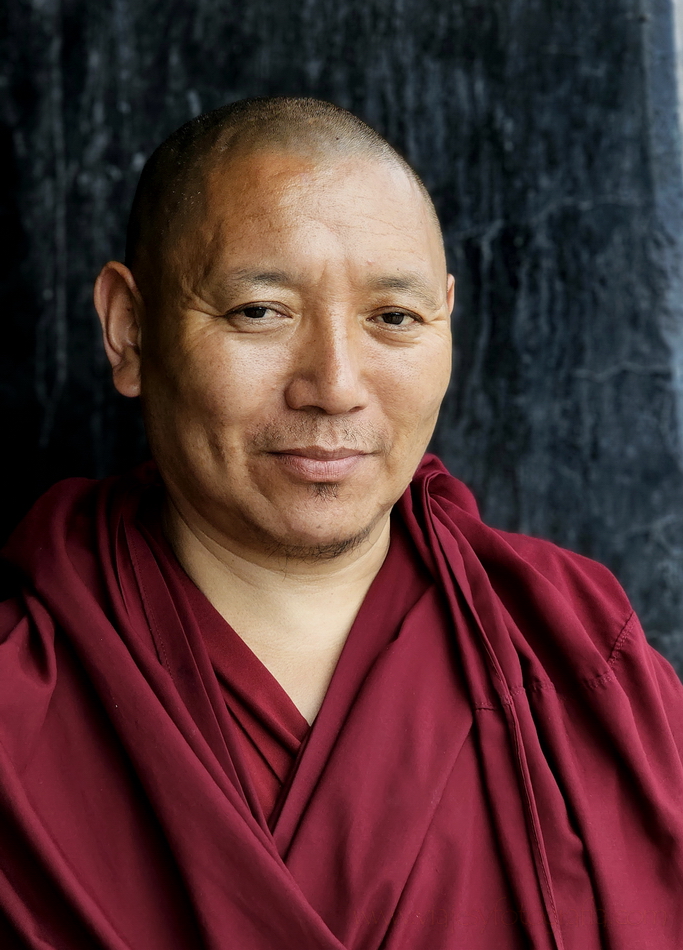 retrato monje budista en Lhasa
