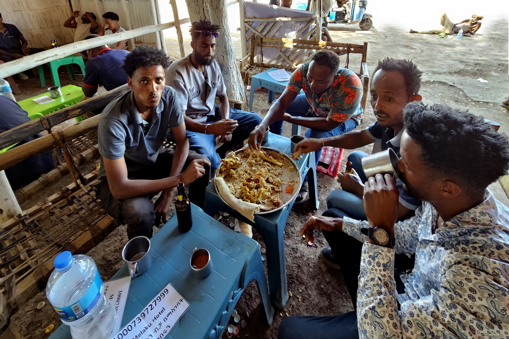 hombres afar con injera