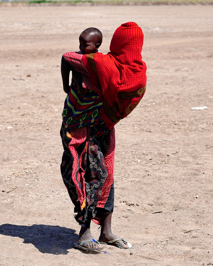 madre Afar con velo rojo
