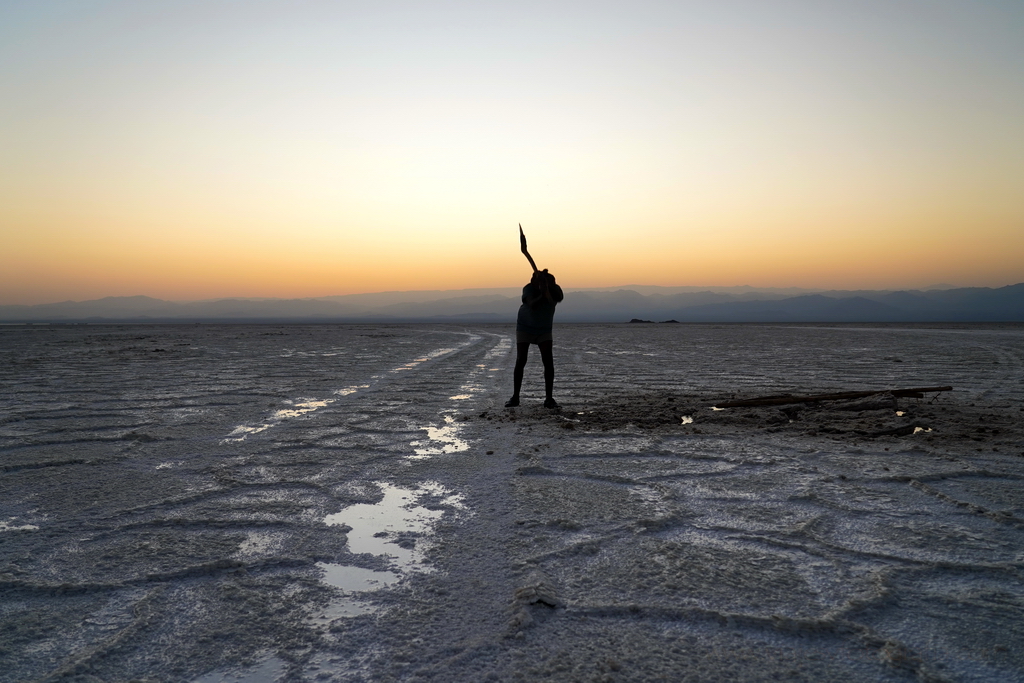 hombre Afar en salar Dallol