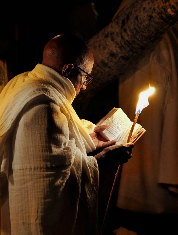 Rezando en Lalibela por la noche