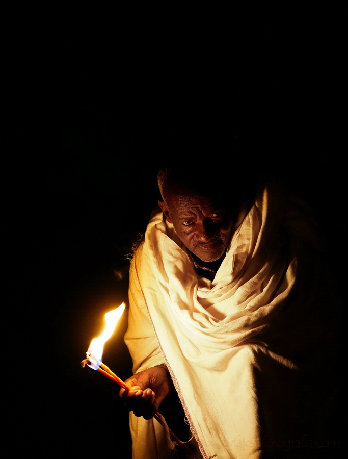 Iluminado por una vela. Así es la noche en Lalibela