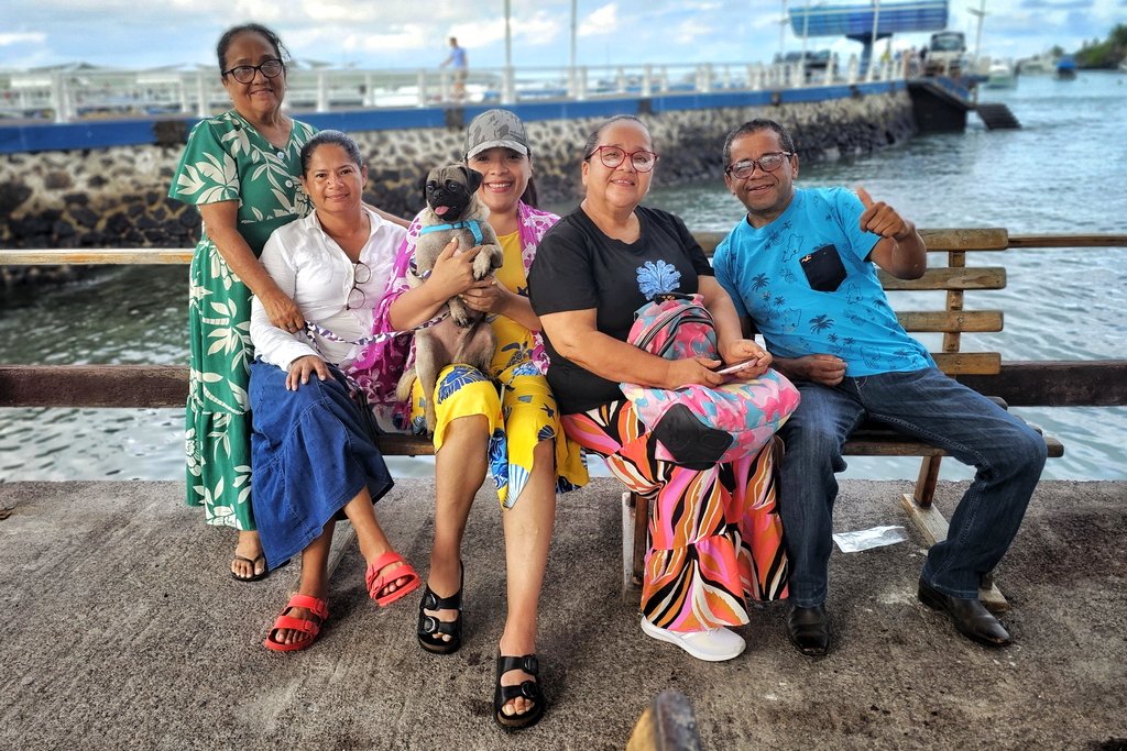 Evelina y su famailia pasando la tarde de domingo en el muelle de Puerto Ayora