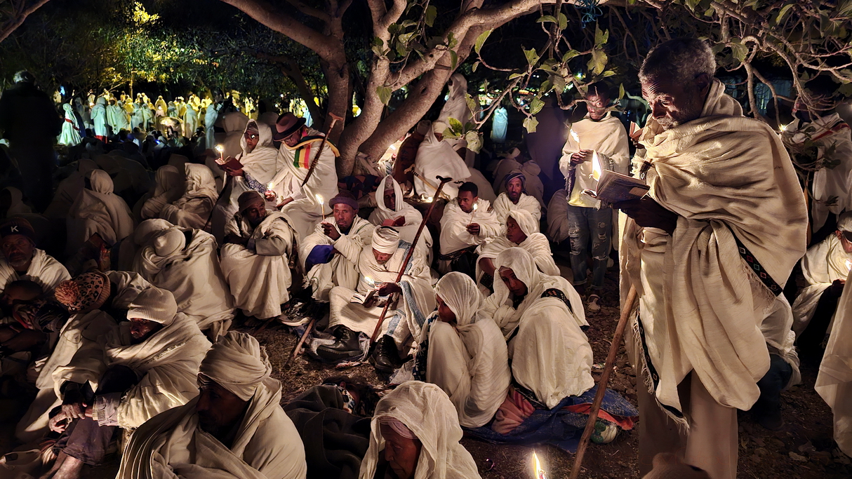 Rezando en la noche de Lalibela