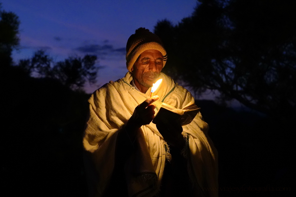 Rezando al amanecer en Lalibela