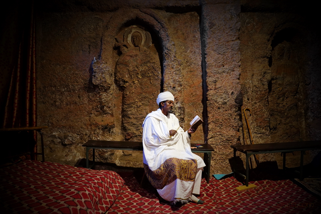 Orando en una iglesia de Lalibela